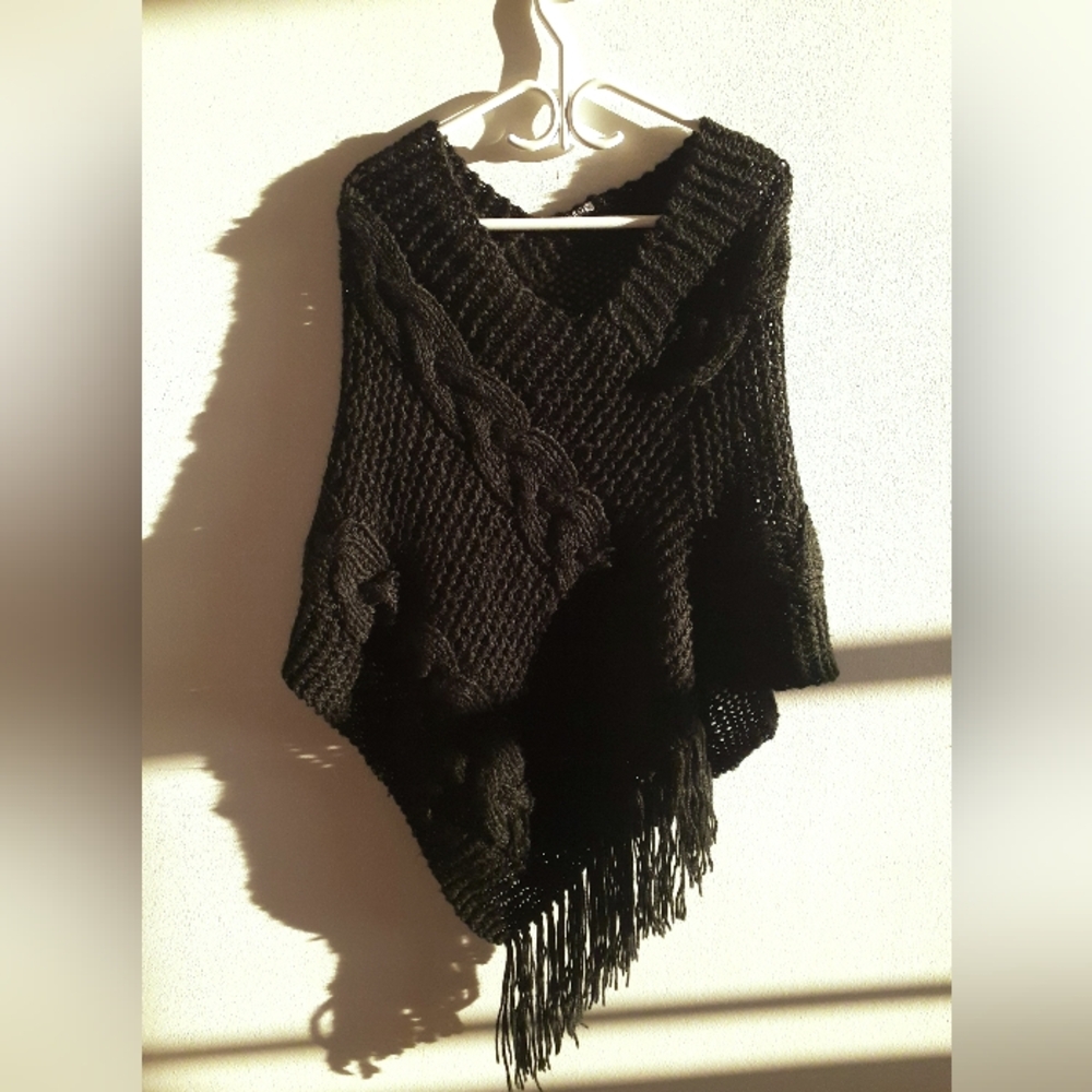 Woolly Cable-knit Poncho Shawl with fringe - Picture 11 of 11